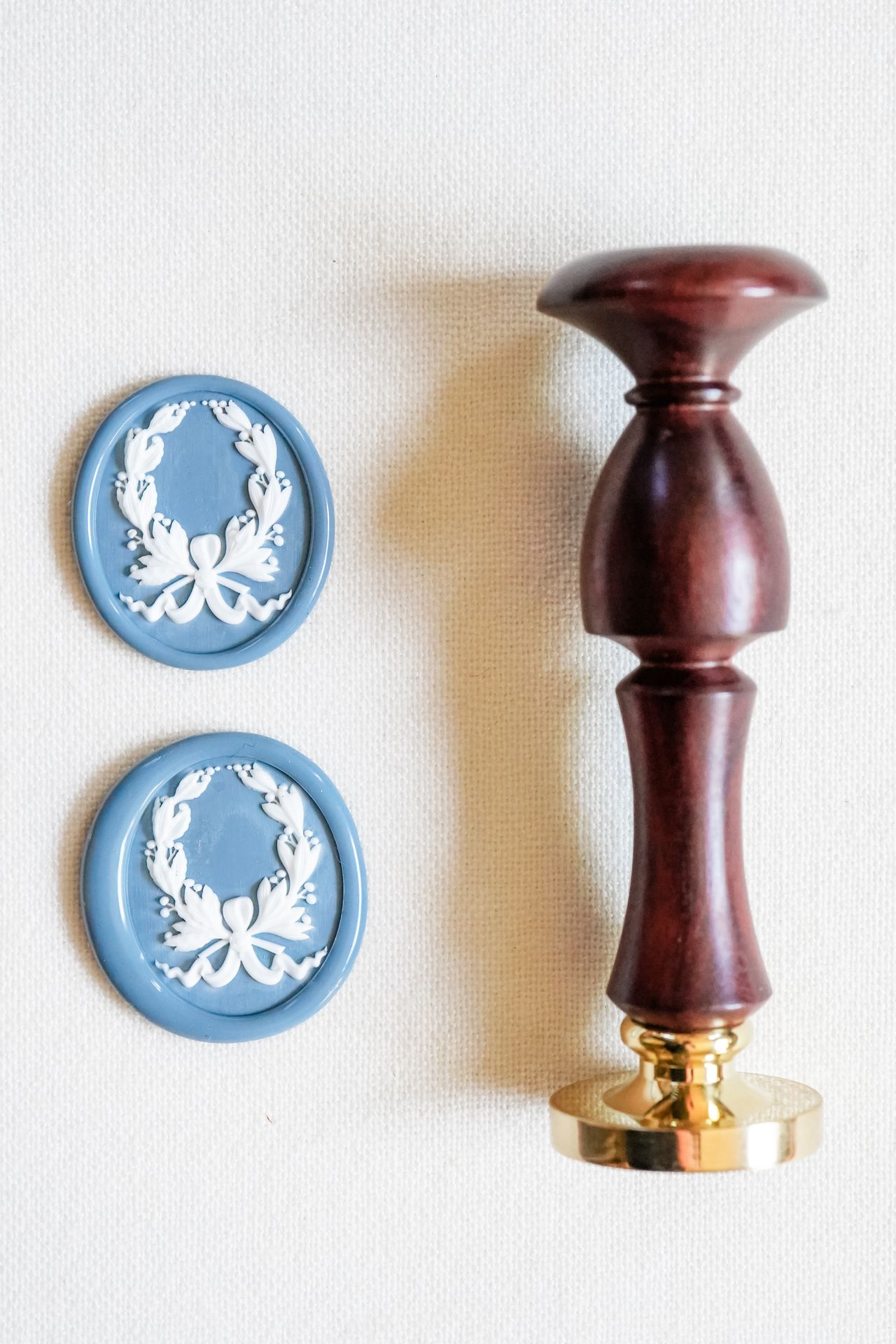 Elegant Rosewood Wreath Wax Seal
